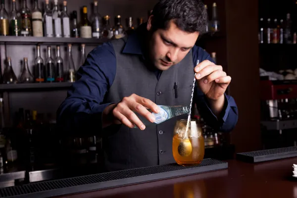 Barista mentre prepara una bevanda