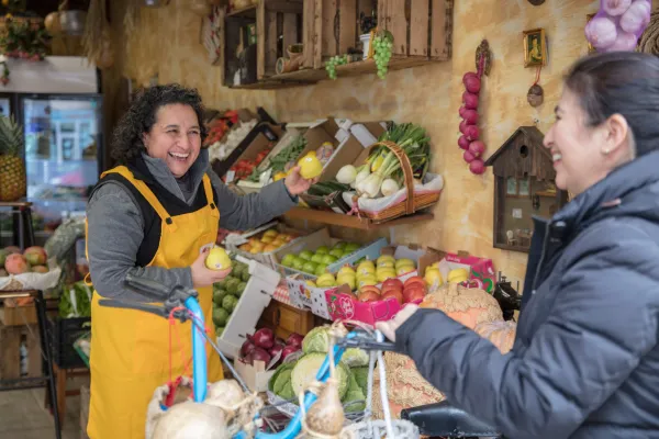 Commerciante in un negozio di frutta e verdura